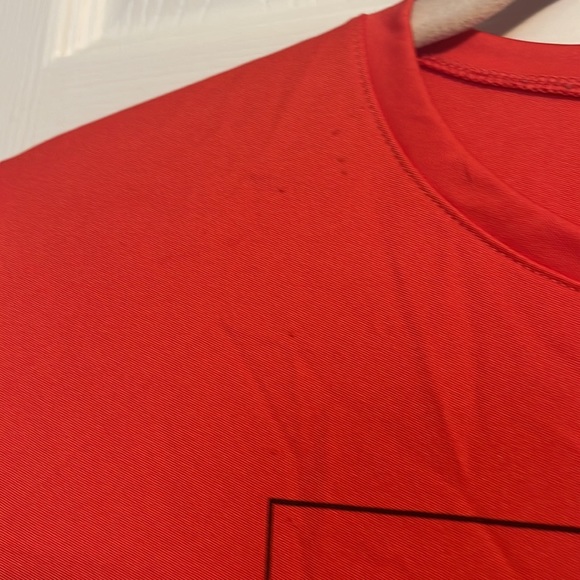 Under Armour  short sleeve shirt in red and black size Youth large - Picture 4 of 9